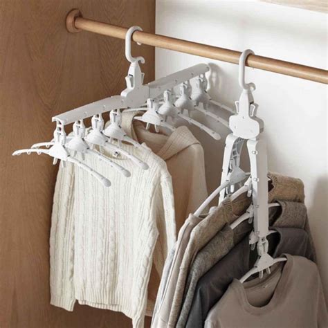 20 closet hangers to save space