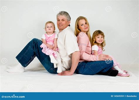 Familia Feliz Con Dos Hijas Imagen De Archivo Imagen De Individuo
