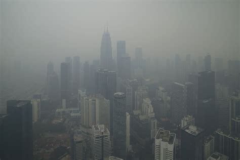 Singapore's national environment agency's (nea) latest haze situation update finds that the psi for the next 24 hours is forecast to be in the moderate range. As Indonesia fires rage, schools and airport forced to close