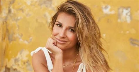 Fans Slam Jessie James Decker For Traveling During The Pandemic