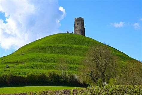 格拉斯顿伯里突岩 (zh) collina presso glastonbury (contea di somerset) residenza di alcuni insediamenti dell'epoca. Glastonbury Tor Photograph by Lord Parker