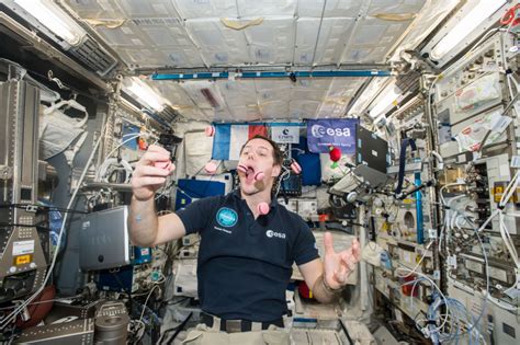 Dans cette enquête, françois hollande revient sur les frappes françaises avortées contre le régime. ISS : comment se déroule la vie en orbite à bord de la ...