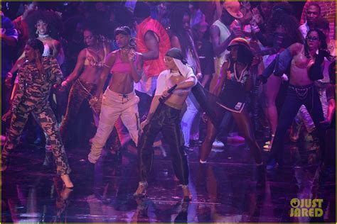 Rihanna Sings Work And More For Mtv Vmas 2016 Dance Hall Performance Video Photo 3744074