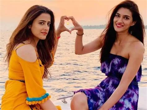 Nupur Sanon Kriti Sanon Sister Name Net Worth Age Car