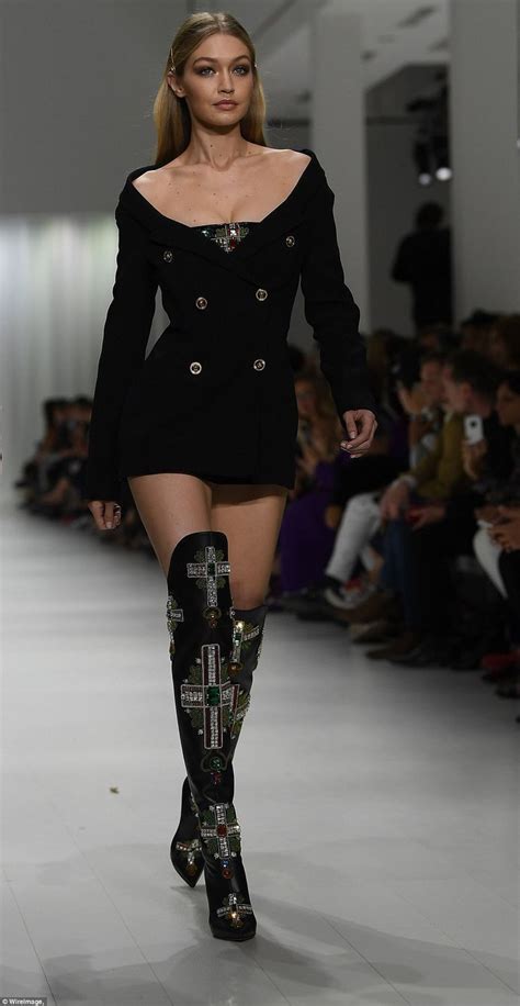 Emily Ratajkowski Oozes Glamour At Versace Mfw Show Artofit