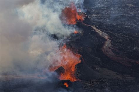 15 Incredible Photographs Of The Holuhraun Volcano In Iceland