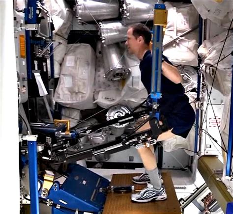 ¿cómo Se Ejercitan Los Astronautas En El Espacio En Microgravedad Para