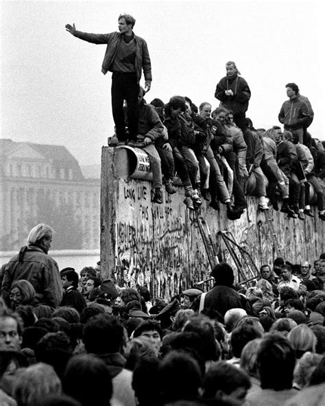 23 Picture Of The Berlin Wall Memorial Vintagetopia Muro Di Berlino