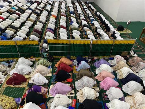 Tarawih Perdana Di Masjid Islamic Centre Jatim Suara Surabaya