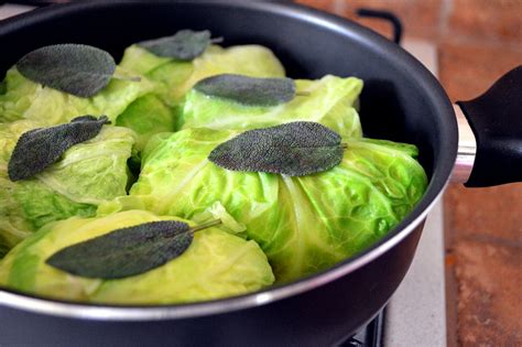 Ricette per tutti, facili e veloci da realizzare. Ricetta Involtini di verza in padella con patate e ...