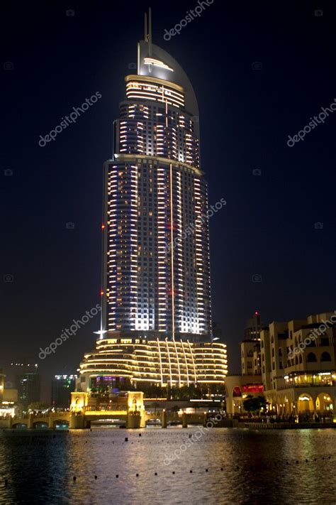 Burj Dubai Lake Hotel Near Water Evening — Stock Photo © Alexxich 5629684