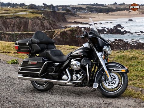 6 speed windshield bag, fairing mirrors. 2010 Harley-Davidson FLHTCU Electra Glide Ultra Classic ...