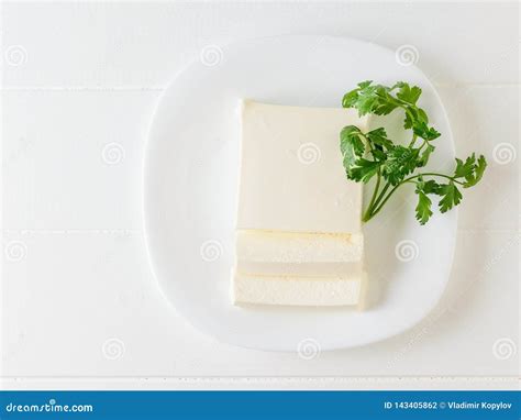 Perejil Con Un Pedazo De Queso Servio En Una Placa Blanca La Visi N Desde La Tapa Producto L