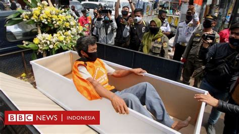 Covid Di Indonesia Peti Jenazah Sebagai Cara Memperingatkan Warga