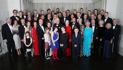 Det er kongefamilien samt prinsesse ragnhilds og prinsesse astrids efterkommere. Hele kongeslekten samlet på Skaugum - Kongehuset - VG