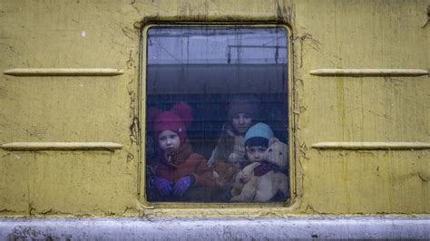 Russian forces seize key Ukrainian port, pressure others