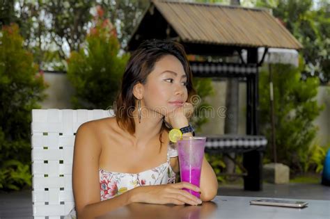 Mujer Asiática Hermosa Y Atractiva Joven En Vestido Elegante En La Cafetería O El Restaurante