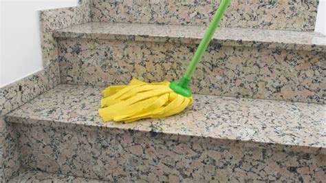 Komplette professionelle reinigung mit takacs reinigung und mit viel liebe zum detail. Sauberes Treppenhaus: Reinigung durch professionelle ...