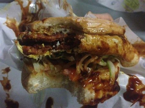 Sebagai makanan yang sudah mendunia dan kini sudah memiliki banyak pilihan dan jenisnya di indonesia. 7 Gerai/ Warung Burger Yang Membuat Perut Anda Bur"Gembira ...