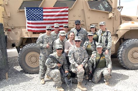 Toby Keith Poses With Us Army Soldiers For A Group Photo After His