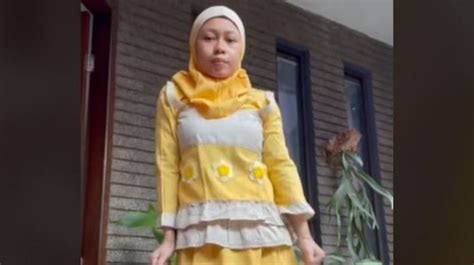 Viral Wanita Ini Bergaya Pakai Baju Masa Kecil Model Hijabnya Bikin