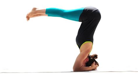 Two Fit Moms Picks 8 Best Yoga Poses For The Core Yoga Poses For Men Cool Yoga Poses Yoga