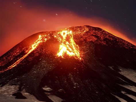 Posee una fuerte presencia de la cultura mapuche que se fue mezclando con la llegada de los alemanes en el. Images Of Villarrica volcano erupting in Chile - Business Insider