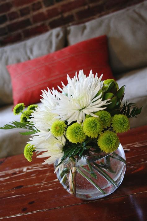 Button Mums With Spider Mums Simple Wildflower Centerpieces Green Centerpieces Spring