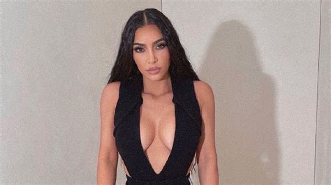 Kim Kardashian falatnyi bikiniben ünnepelte a Valentin napot Liner hu