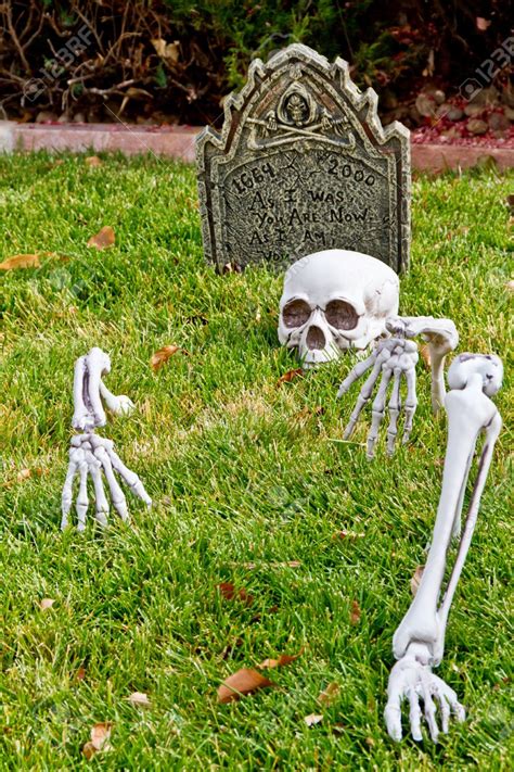 Indoor And Outdoor Halloween Skeleton Decorations Ideas