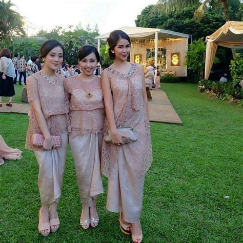 An attire for all occasions, it is elegant, feminine, alluring, sensual, glamorous and. Pin di Kebaya