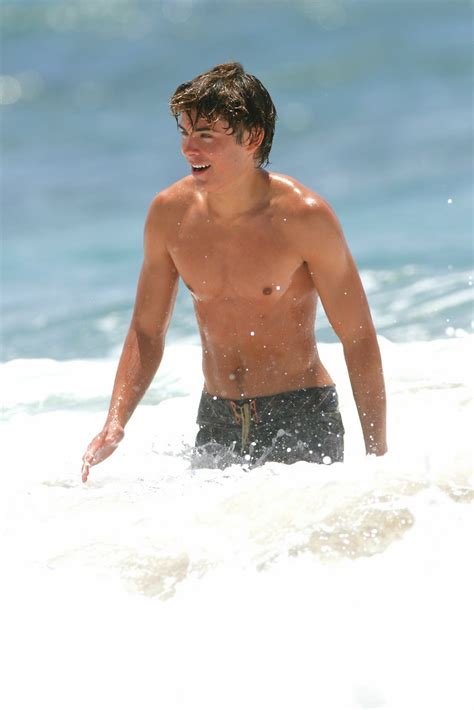 Televisionista Zac Efron Hits Beach In Hawaii