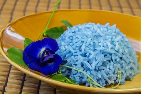 The flower boasts a long list of ayuverdic properties and people love the bright blue color and the fact that it changes color to a nice purple color when. Butterfly pea rice | Pea flower, Rice, Peas