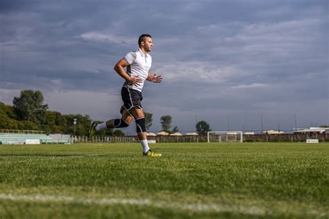 Longitud Total De Jugador De Fútbol En Forma Corriendo En El Campo
