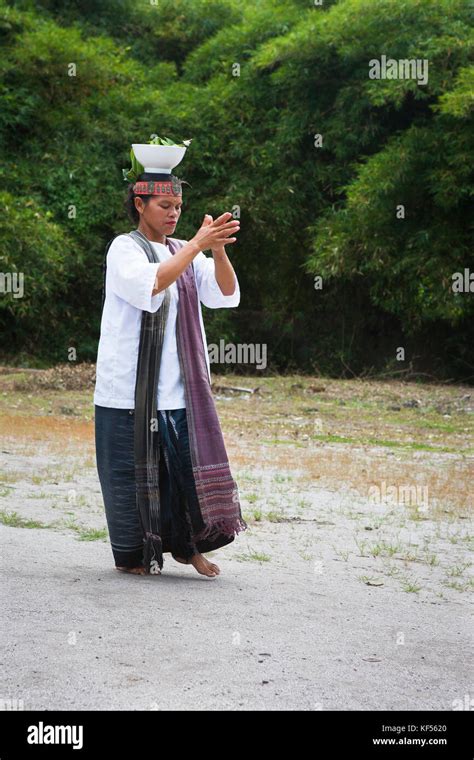 Danza Tradicional Batak En La Península De Tuk Tuk De Pulau Isla