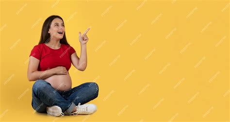 Premium Photo Amazed Young Pregnant Woman Having Idea Pointing Up