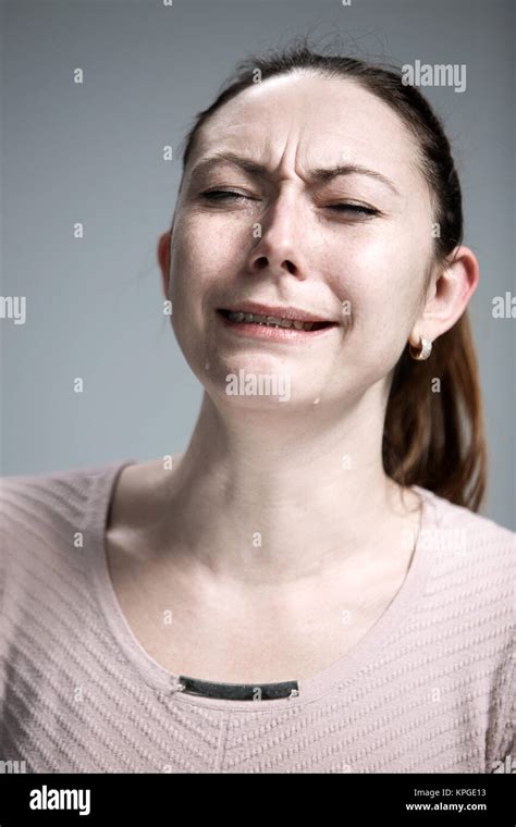La Mujer Llorando Con Lágrimas En La Cara Closeup Fotografía De Stock