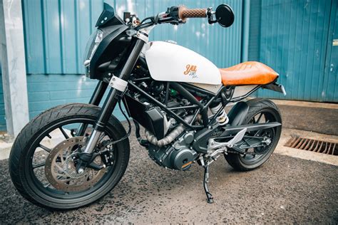 The ktm duke series is a family of standard motorcycles manufactured by ktm since 1994. Nina's KTM 390 Duke | Throttle Roll