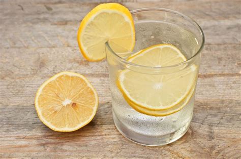 Potong lemon kepada 2 dan perah jus ke dalam gelas. Elak bau mulut dan masalah sembelit antara 5 kebaikan ...