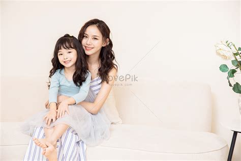 mom and daughter play at home picture and hd photos free download on lovepik