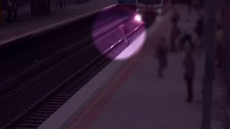 Train Narrowly Misses Man Trying To Cross Subway Tracks Abc7 Los Angeles