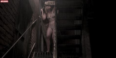 Elle Fanning Nuda ~30 Anni In Un Giorno Di Pioggia A New York