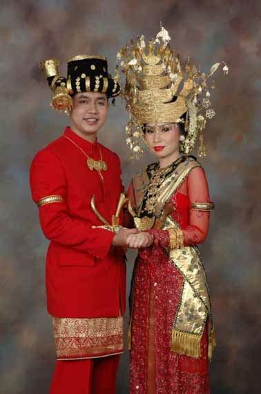 Sumatera utara memiliki ibu kota provinsi si medan yang dikenal sebagai suku batak. Pakaian Tradisional Sumatera Utara