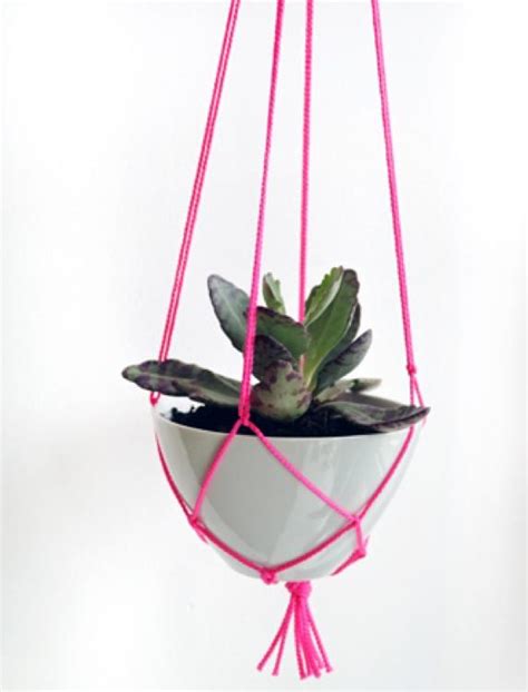 So yep, a simple rope plant hanger, that i could keep nice and narrow, but also fill the space vertically. 18 DIY Macramé Plant Hanger Patterns | Guide Patterns