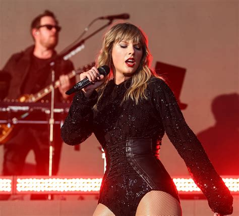 I Want To Fuck And Be Fucked In A Huge Bi Orgy With Taylor Swift In The Middle Of It All R