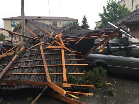 O furtună puternică a lovit clujul duminică seară. Furtuna a făcut RAVAGII la Cluj! Pompierii au avut zeci de ...