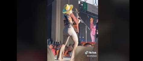 Real Or Fake Internet Blows Up Over Country Singers ‘fat Butt The Daily Caller