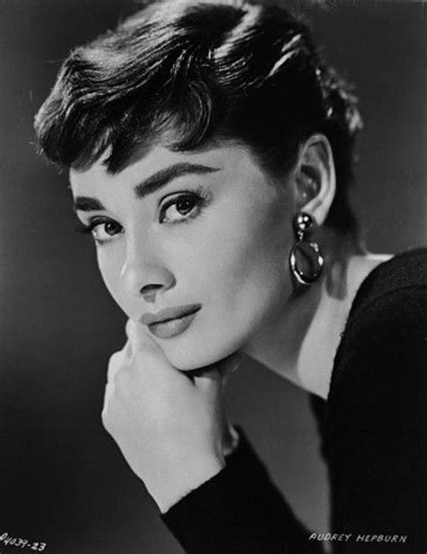 Audrey Hepburn O Femeie Cu Ochelari De Soare Imbracata Elegant