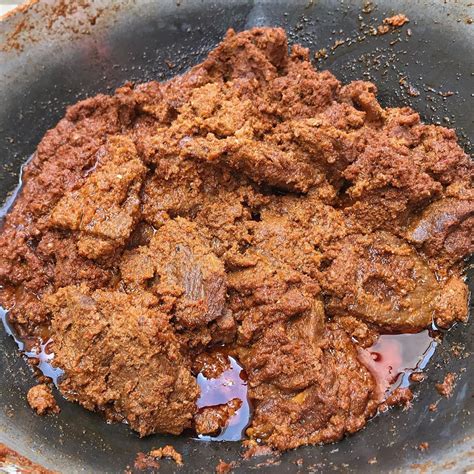 Meat slowly cooked in coconut milk with eleven herbs and spicesserve 5ingredients1 kg beef, cubed10 glass (200 ml) coconut milk from 3 riped coconut2. Resep Rendang Sapi Istimewa, Hanya 2 Langkah Memasak!