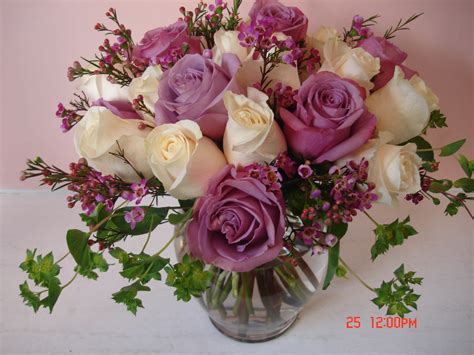 Two Dozen Lavender And White Roses W634 In San Francisco Ca